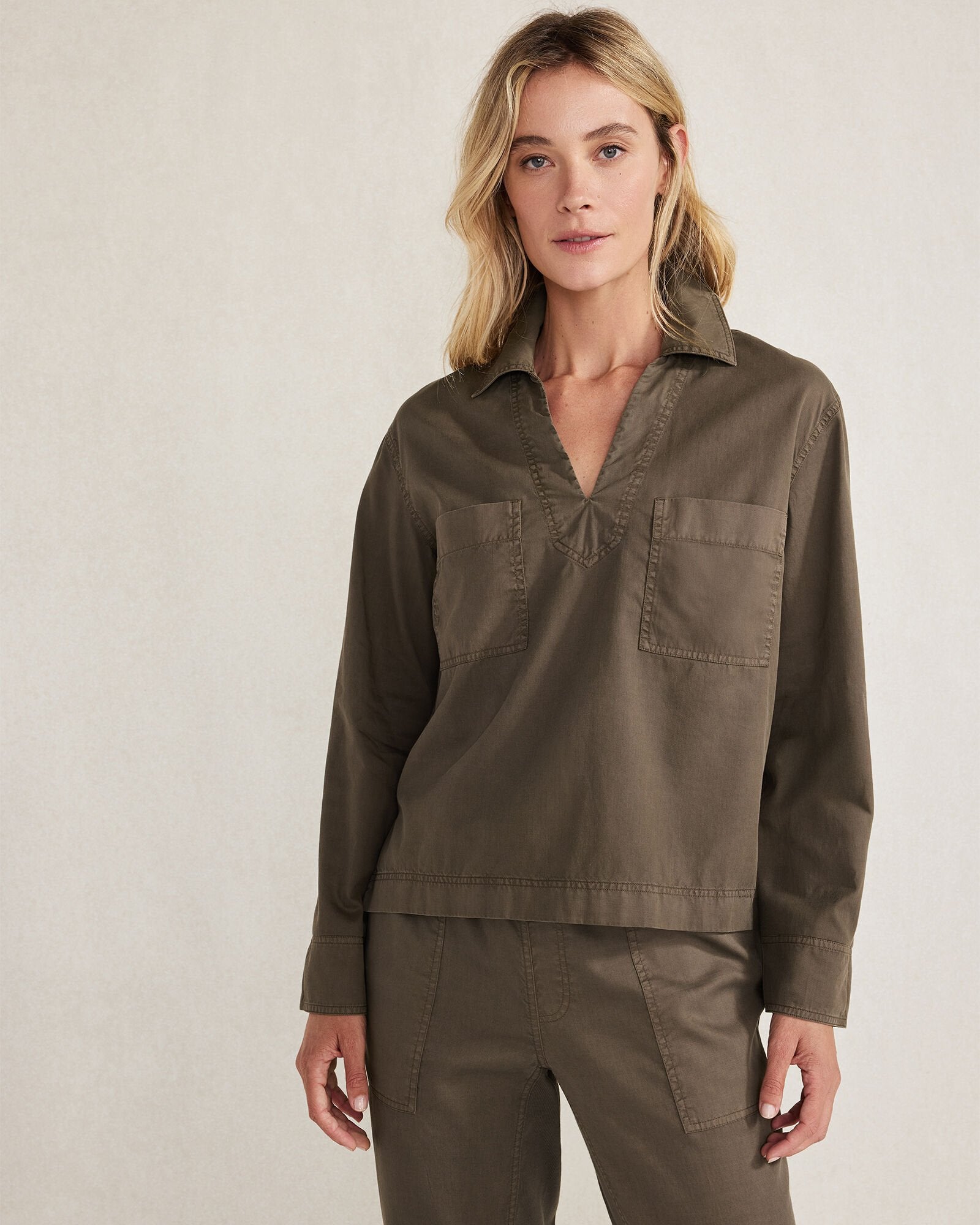 LIGHTWEIGHT TWILL COLLARED PULLOVER