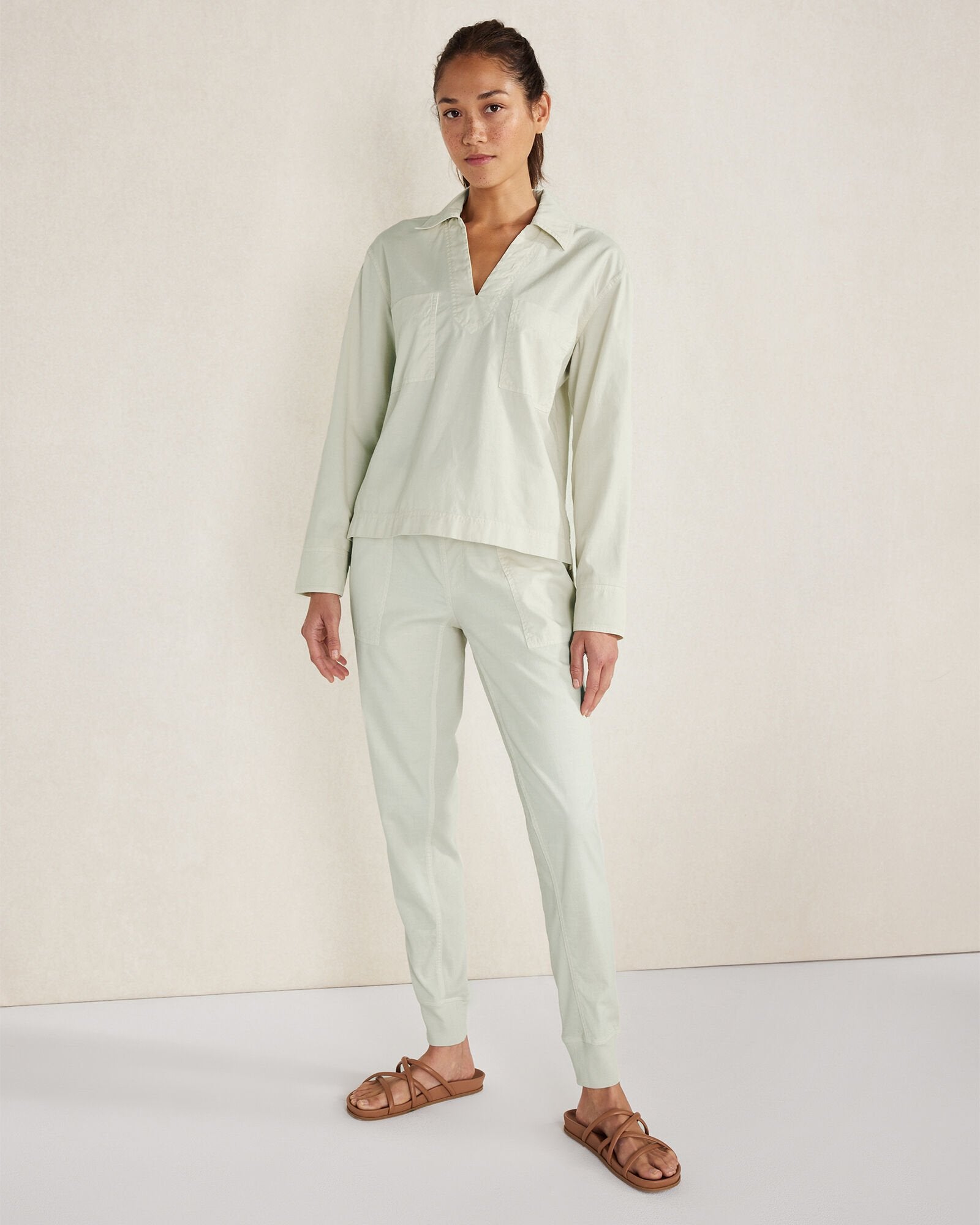 LIGHTWEIGHT TWILL COLLARED PULLOVER