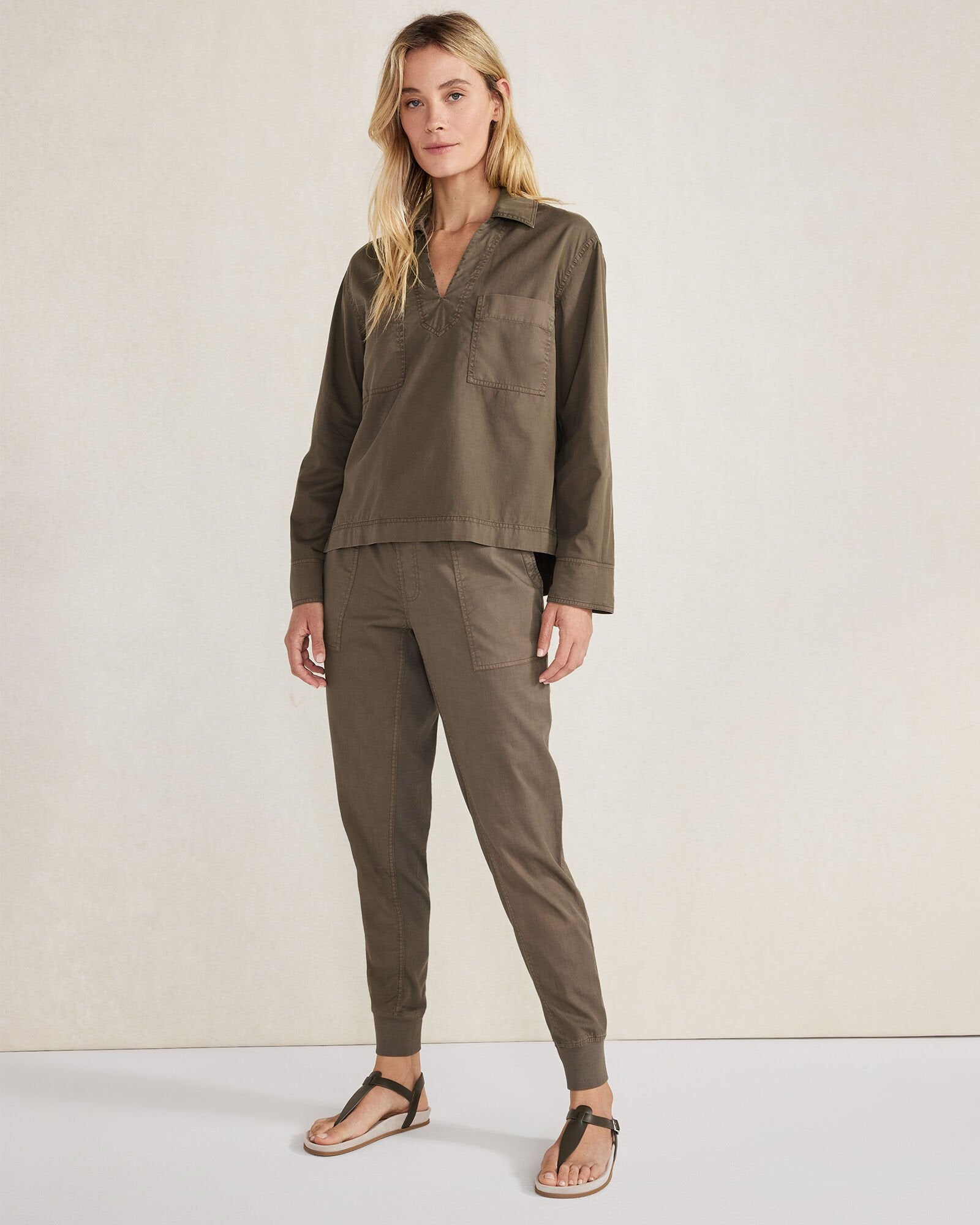 LIGHTWEIGHT TWILL COLLARED PULLOVER