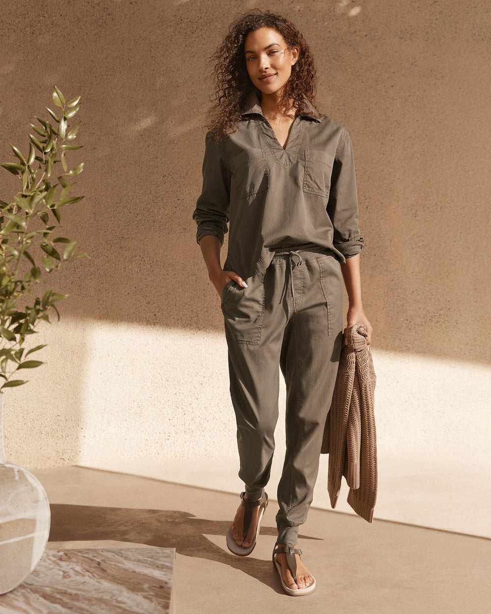 LIGHTWEIGHT TWILL COLLARED PULLOVER